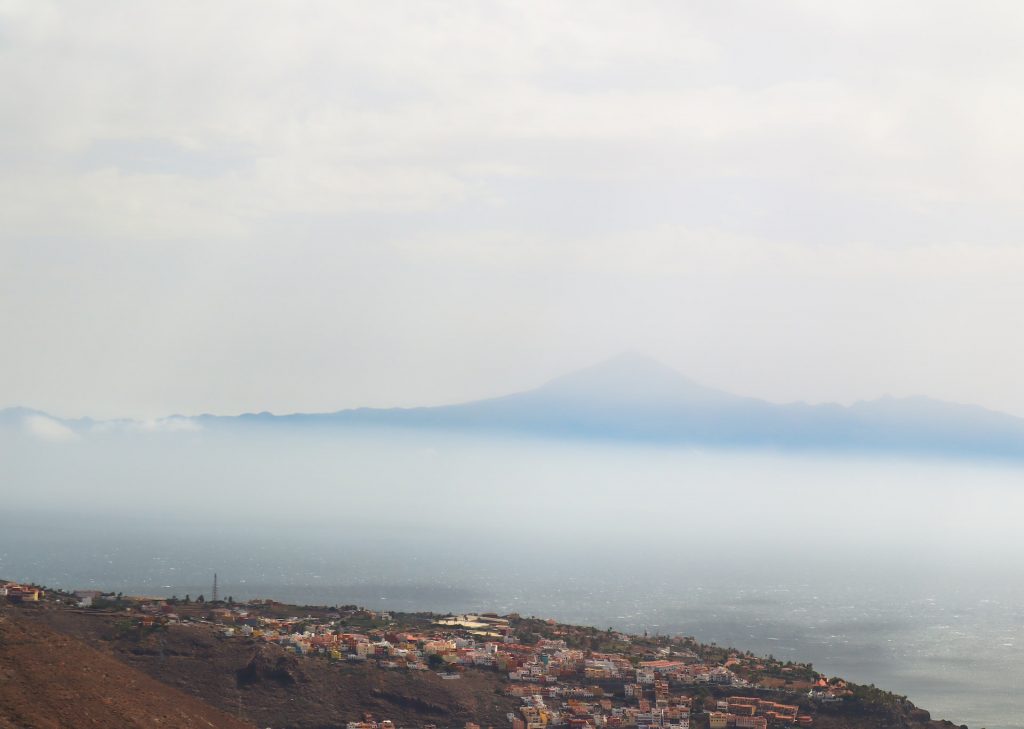 Vue de l'île canarienne de Tenerife depuis sa sœur La Gomera